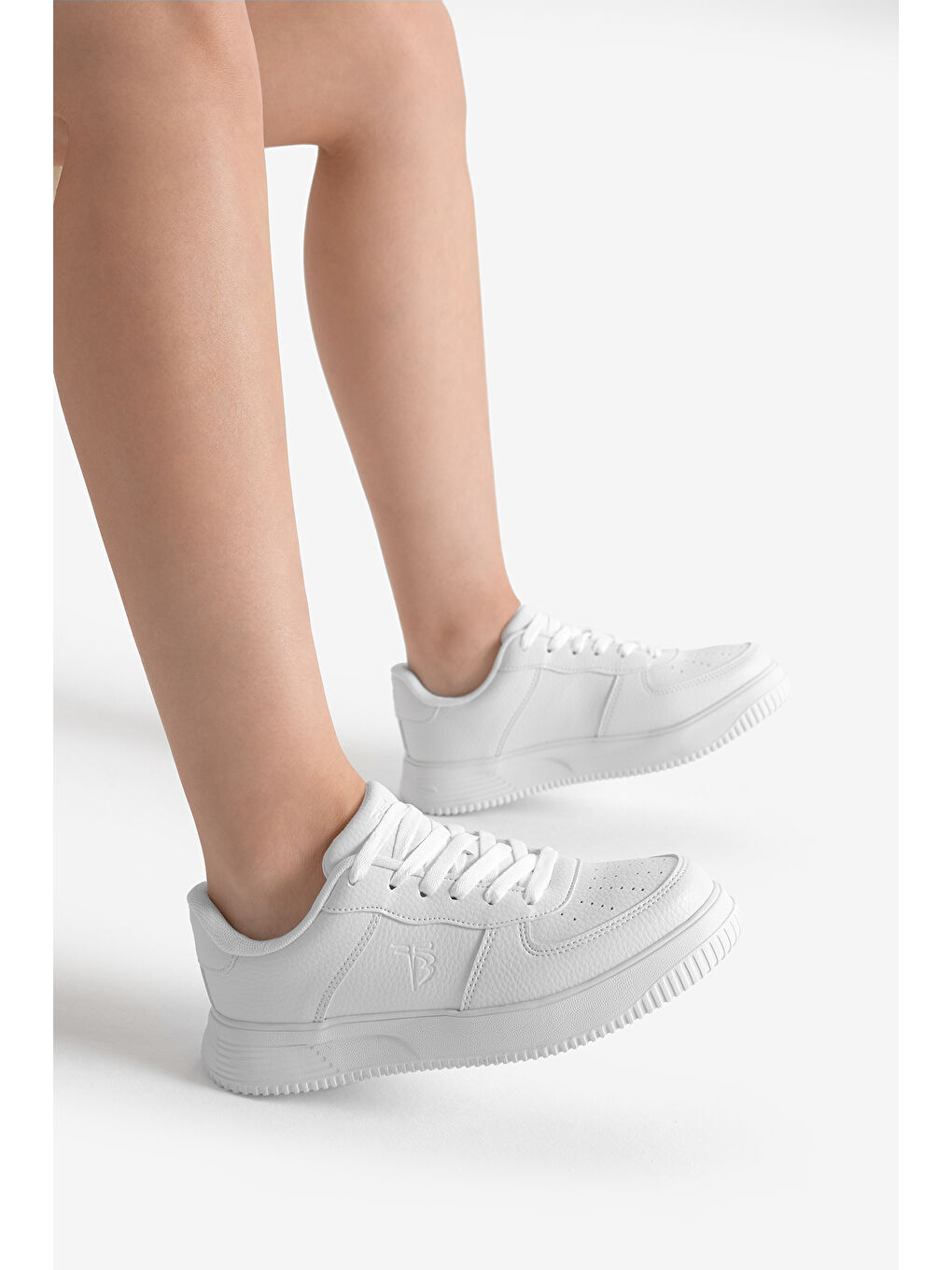 Kadın Beyaz Kalın Faylon Taban Düz Desenli Bağcıklı Spor Ayakkabı-1