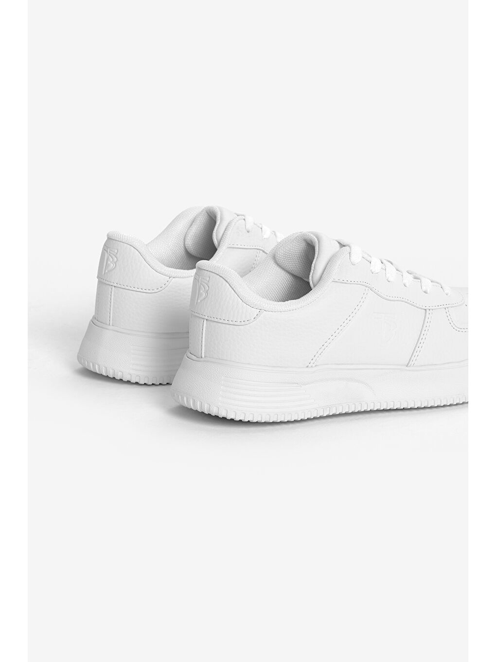 Kadın Beyaz Kalın Faylon Taban Düz Desenli Bağcıklı Spor Ayakkabı-2