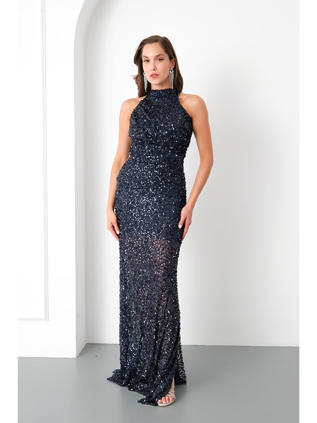 Kadın Lacivert Halter Yaka Pul İşlemeli Uzun Abiye Elbise-2