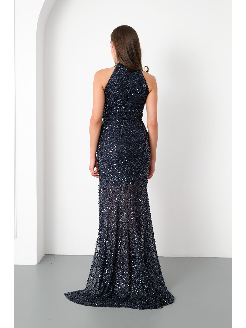 Kadın Lacivert Halter Yaka Pul İşlemeli Uzun Abiye Elbise-4