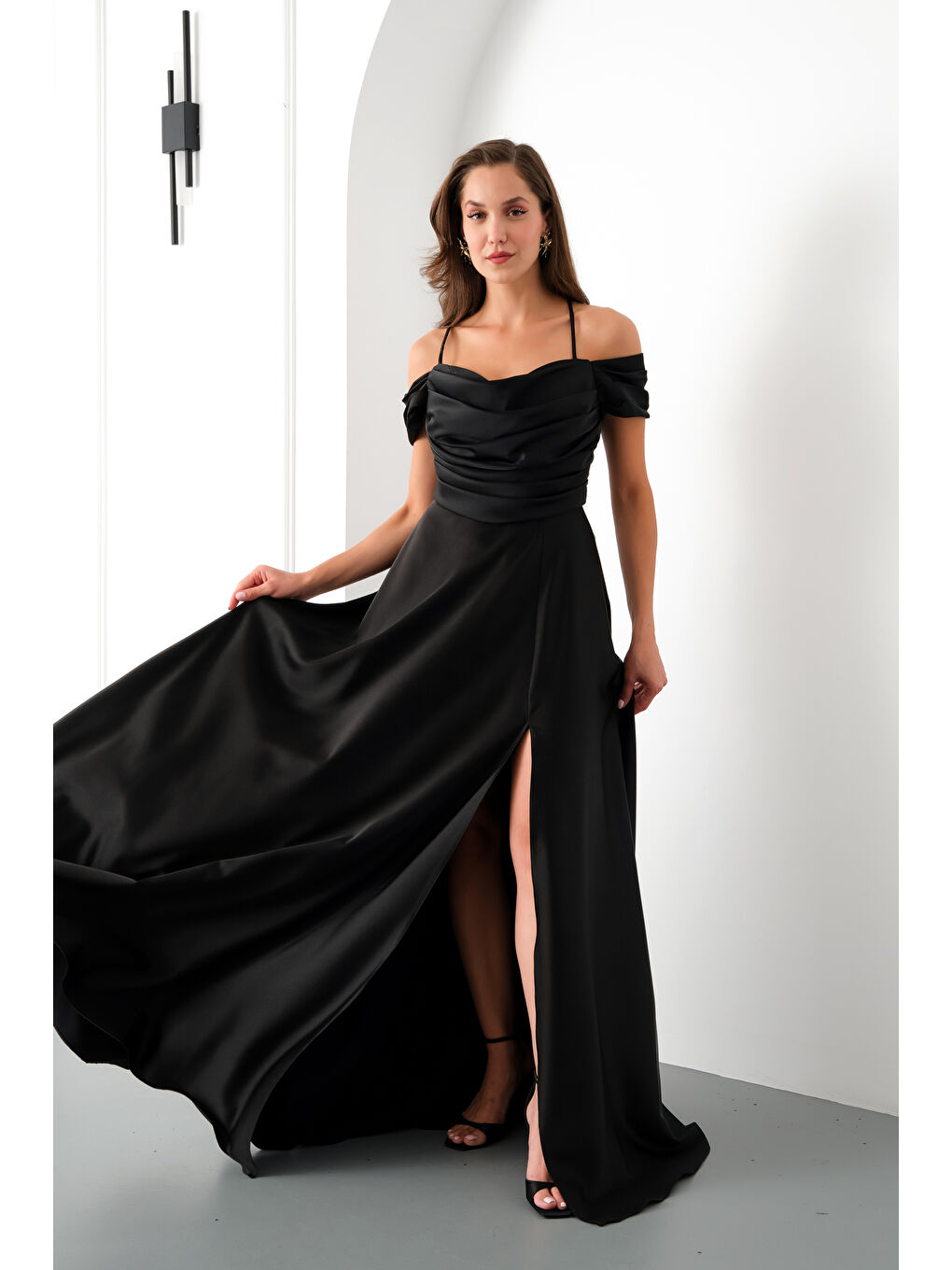 Kadın Siyah Düşük Kol Saten Abiye Elbise