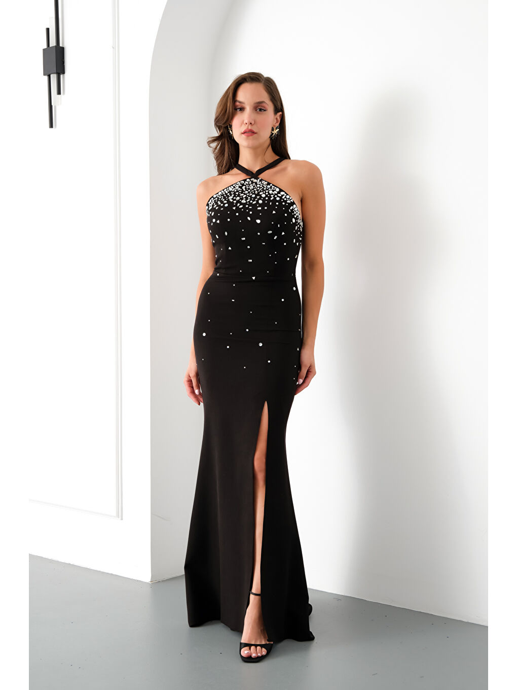 Kadın Siyah Halter Yaka Taş Detay Yırtmaçlı Uzun Abiye Elbise