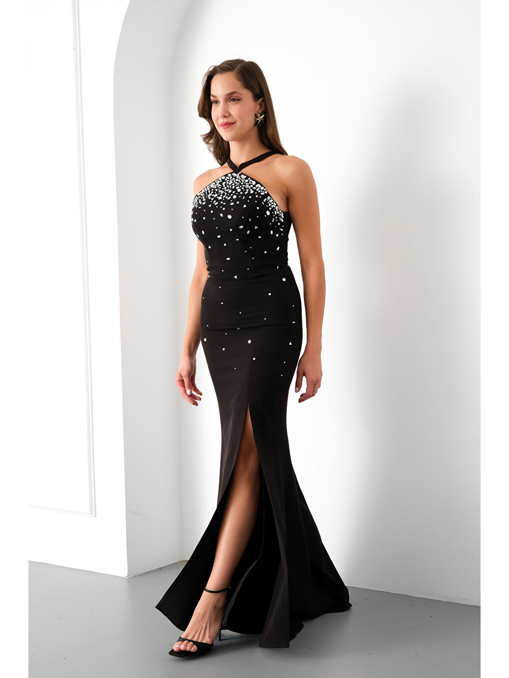 Kadın Siyah Halter Yaka Taş Detay Yırtmaçlı Uzun Abiye Elbise-1