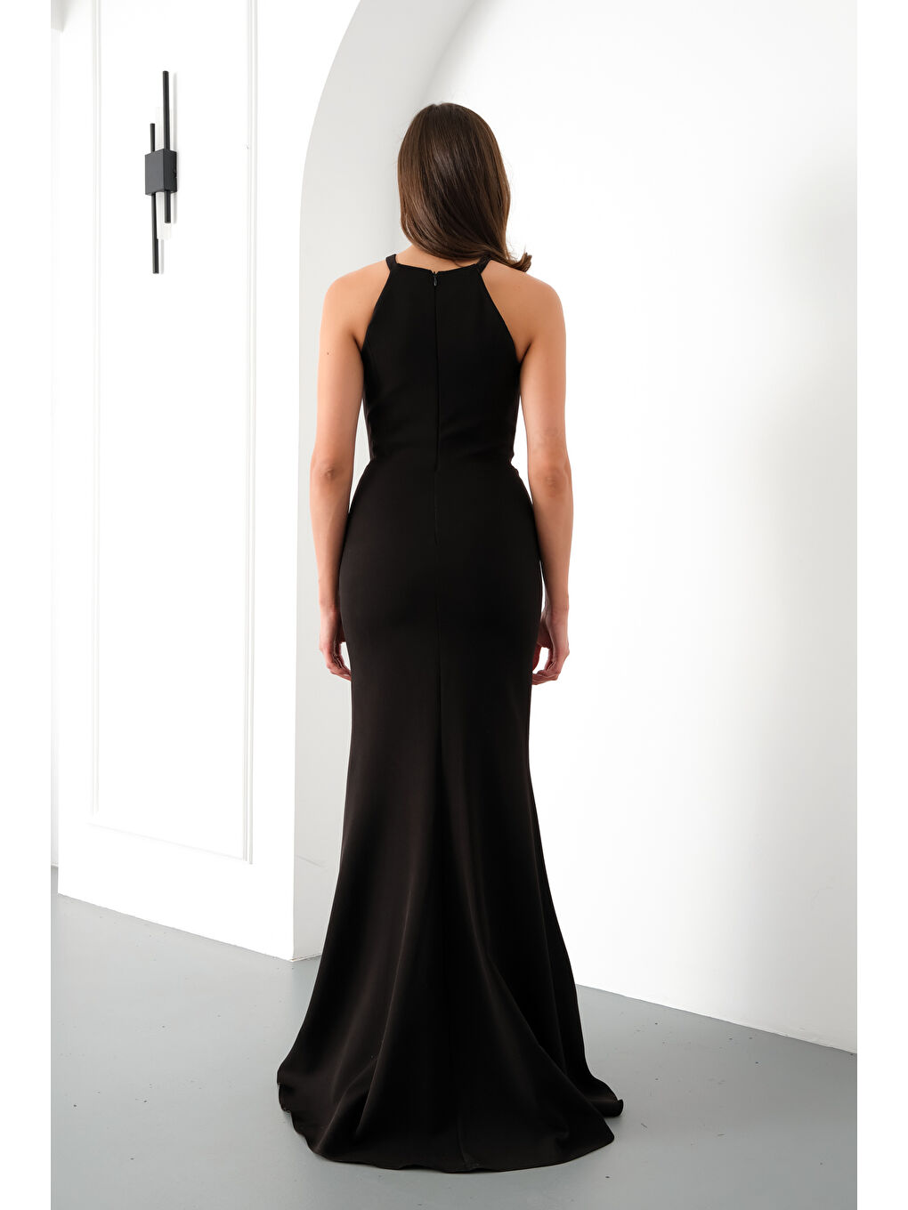 Kadın Siyah Halter Yaka Taş Detay Yırtmaçlı Uzun Abiye Elbise-4