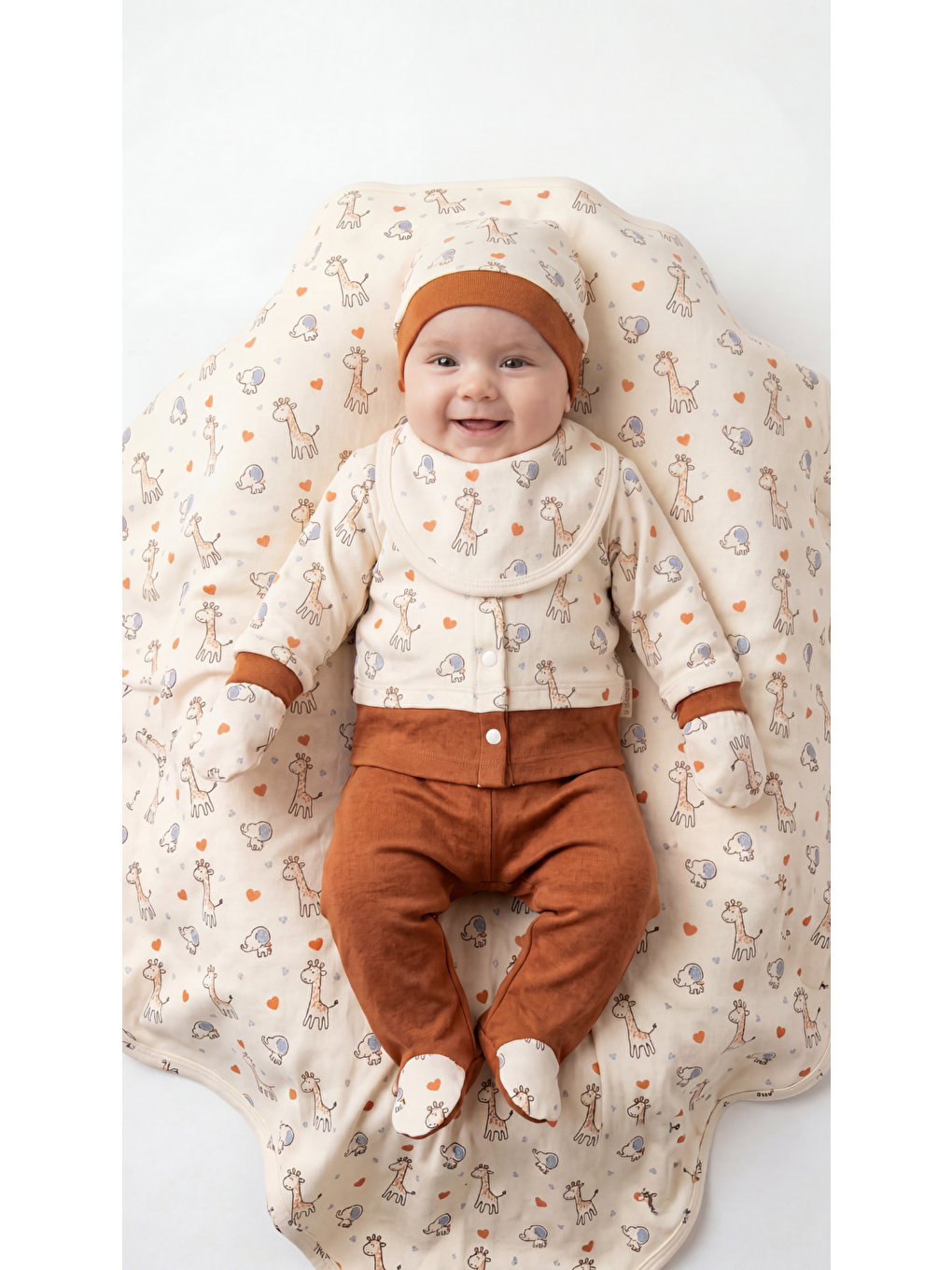 Ekru Zürafa Desenli 6'Lı Erkek Bebek Yenidoğan Takımı-1