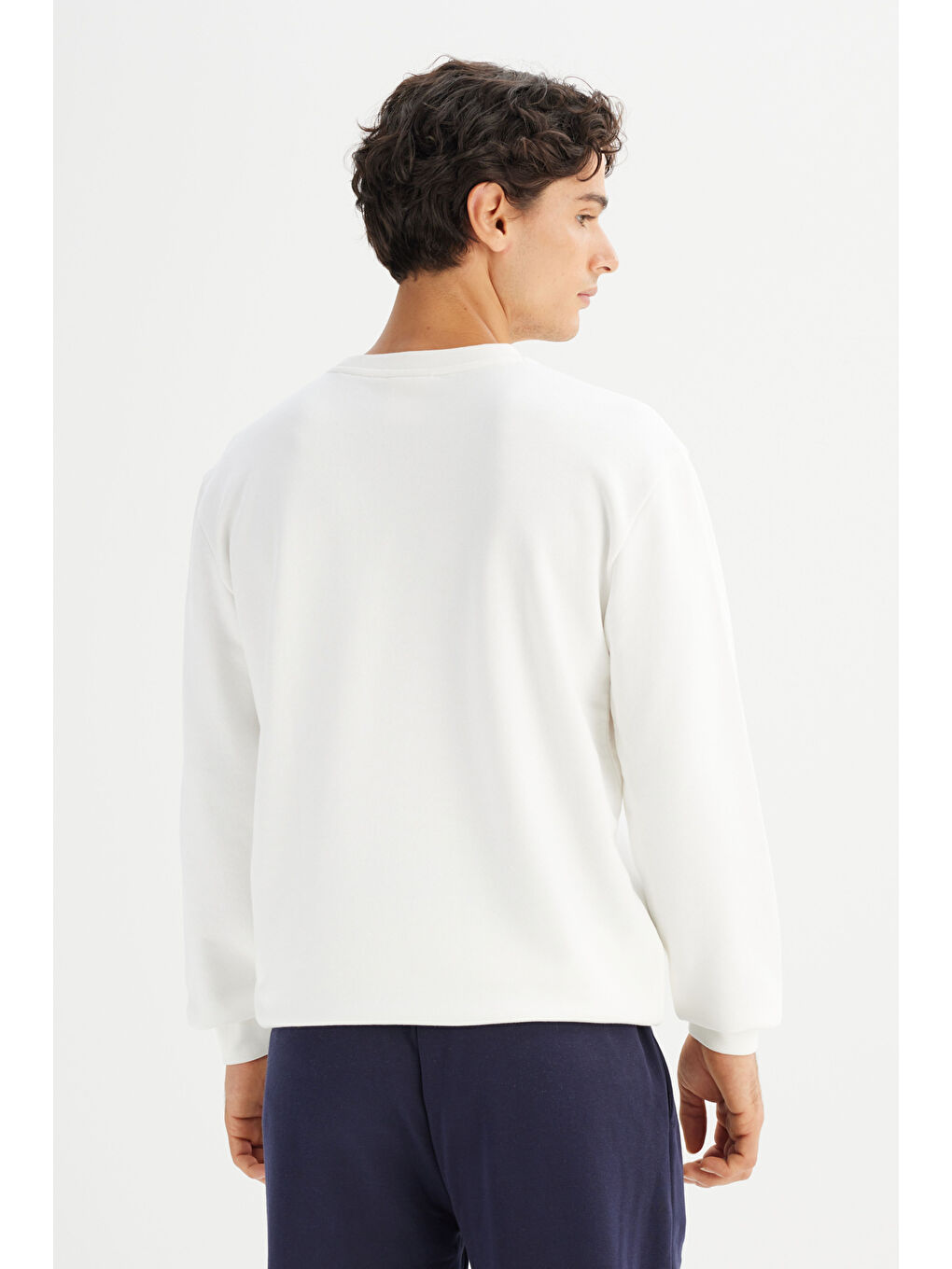 Beyaz Regular Fit Bisiklet Yaka Sweatshirt-4