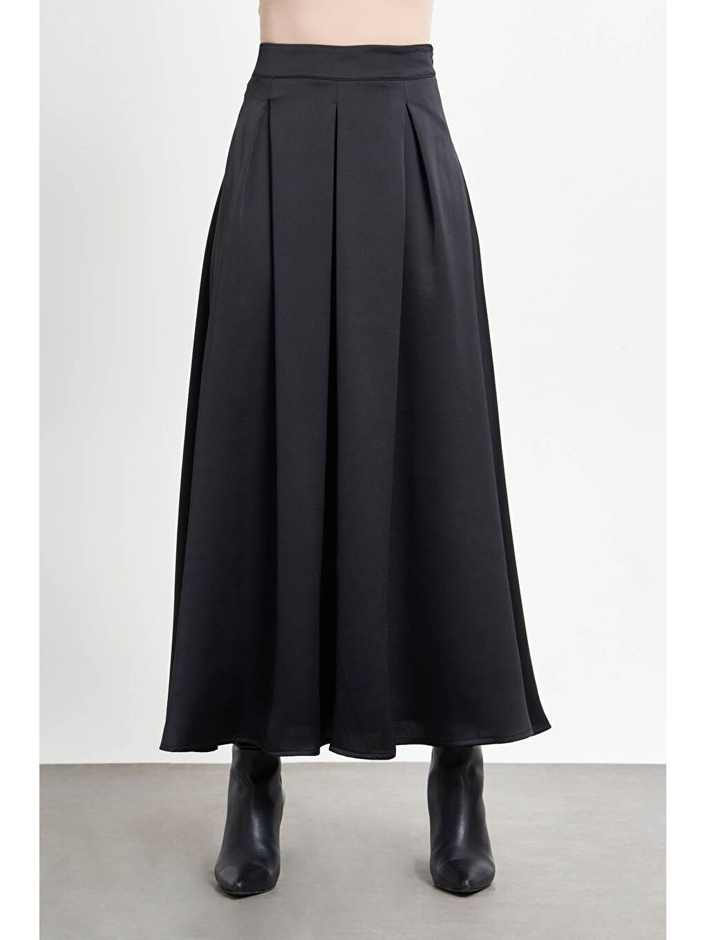 Önü Pileli Saten Siyah Etek