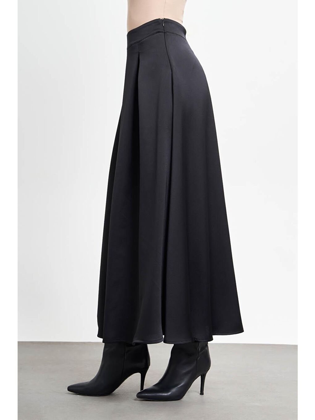 Önü Pileli Saten Siyah Etek-1
