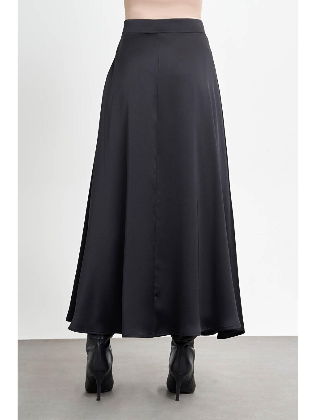Önü Pileli Saten Siyah Etek-2