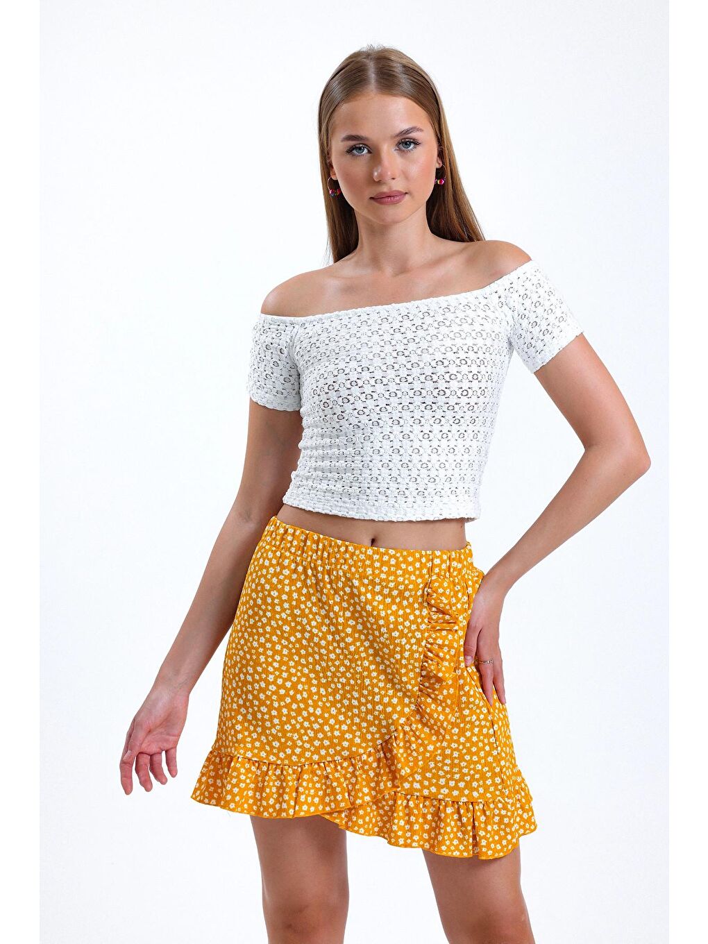 Beyaz Carmen Yaka Desenli Yarım Kollu Esnek Kumaş Crop Bluz IHR-23Y-IZ11U