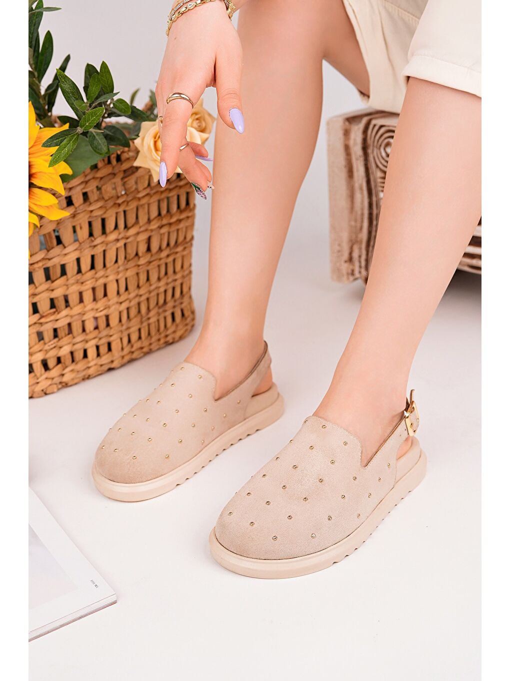 Bej LİLOW Süet Deri Gold Zımbalı Ayarlanabilir Tokalı Günlük Rahat Önü Kapalı Kadın Sandalet-4