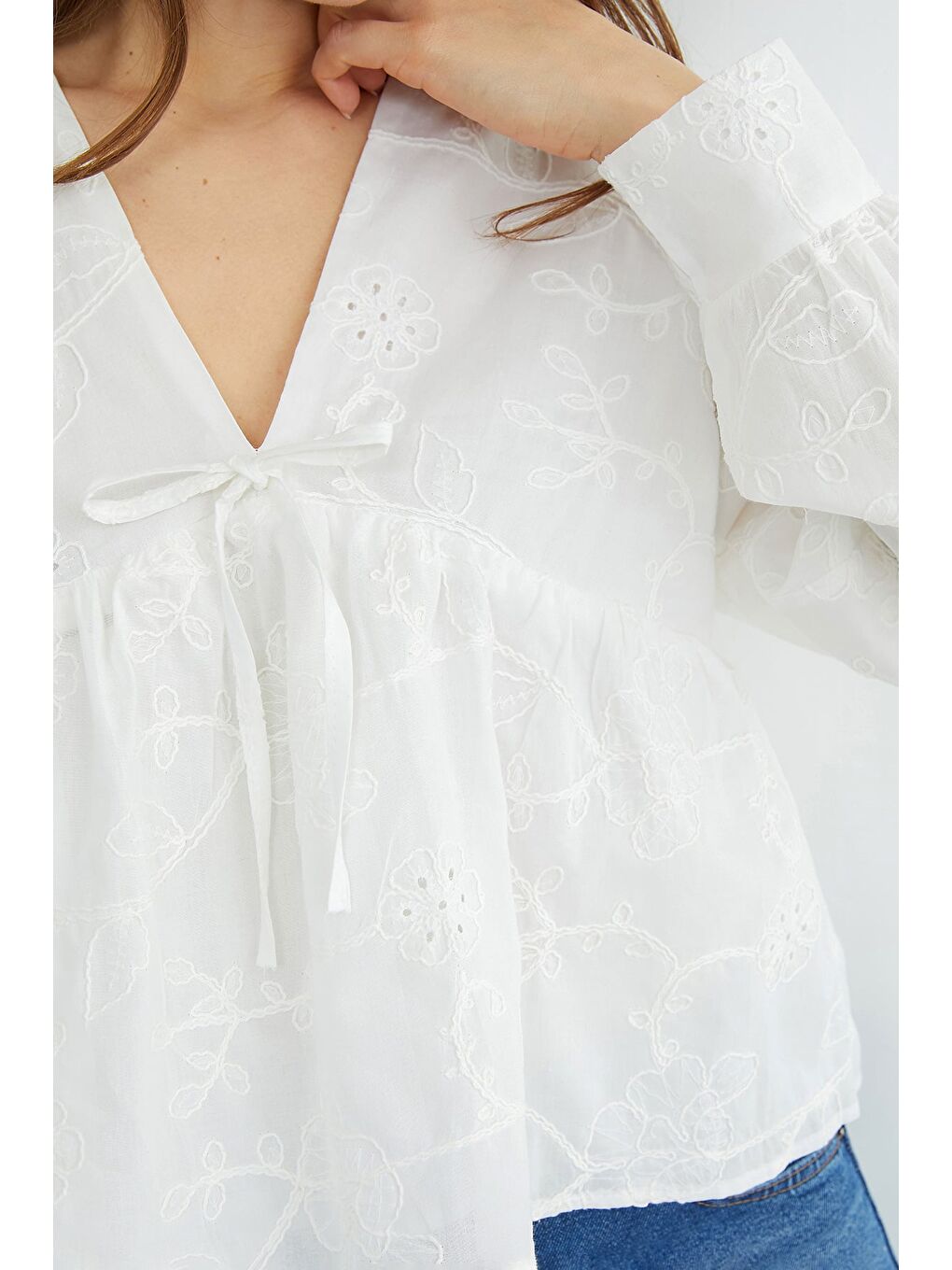 Beyaz Brode Detaylı Bağlamalı V Yaka Bluz-1