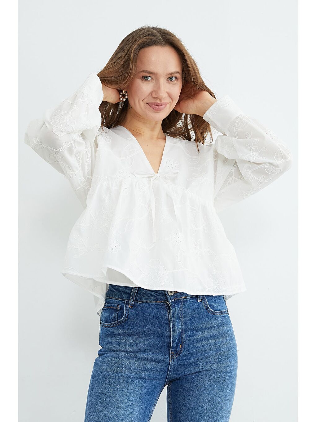 Beyaz Brode Detaylı Bağlamalı V Yaka Bluz-2