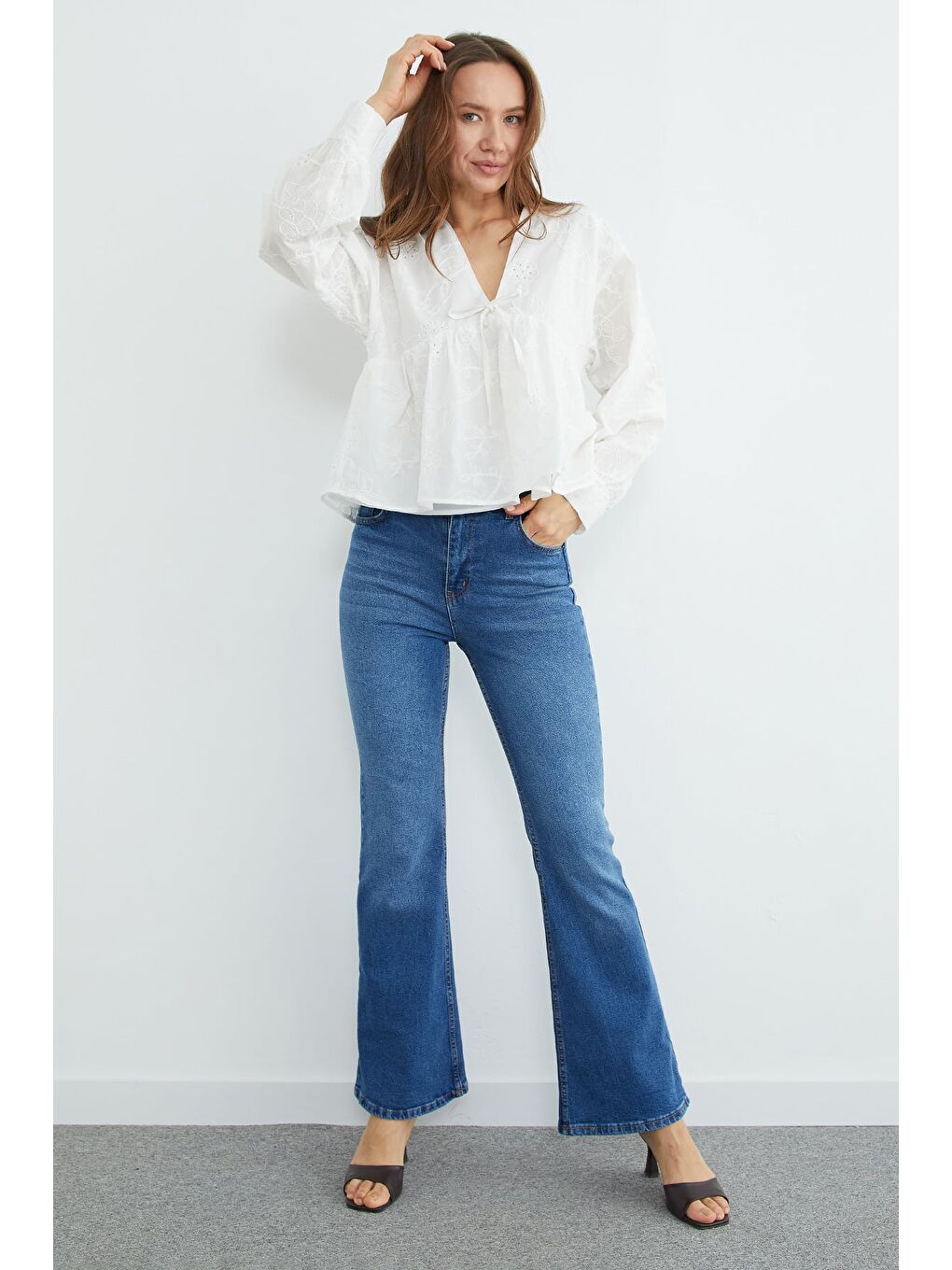 Beyaz Brode Detaylı Bağlamalı V Yaka Bluz-3