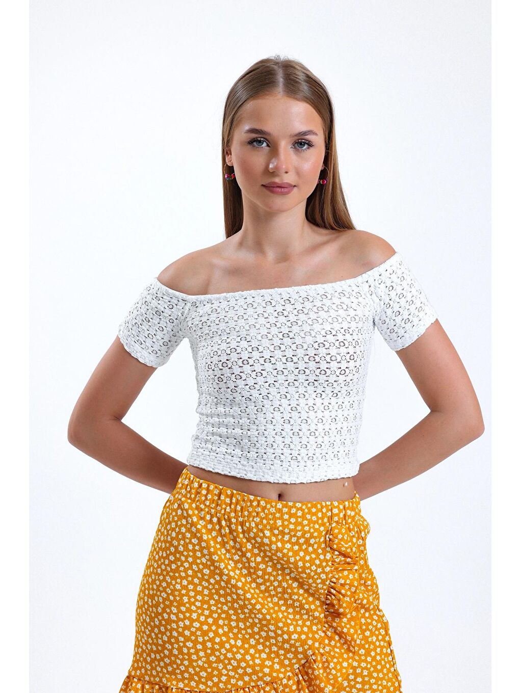 Beyaz Carmen Yaka Desenli Yarım Kollu Esnek Kumaş Crop Bluz IHR-23Y-IZ11U-1