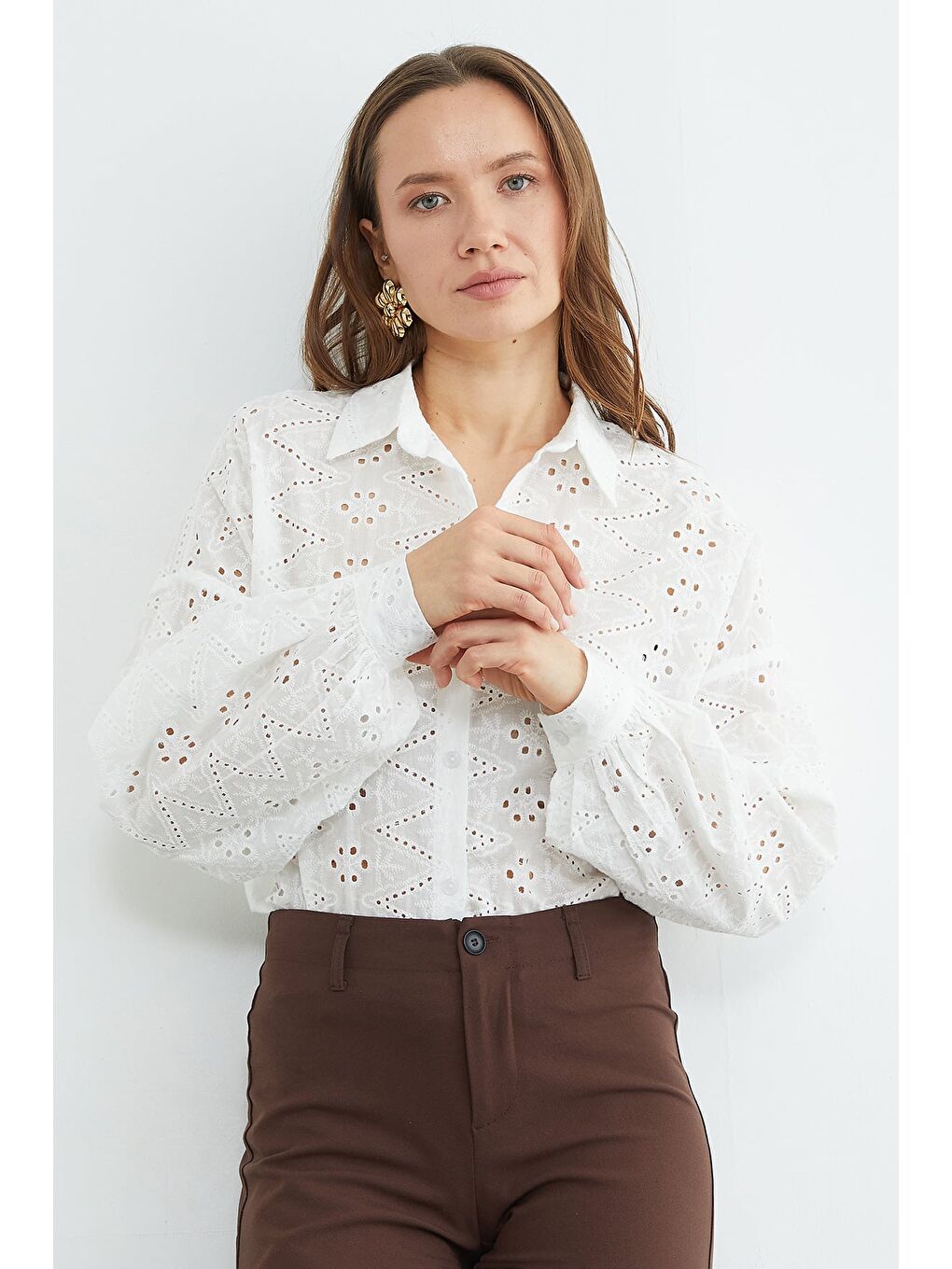 Beyaz Brode Detaylı Oversize Gömlek-1