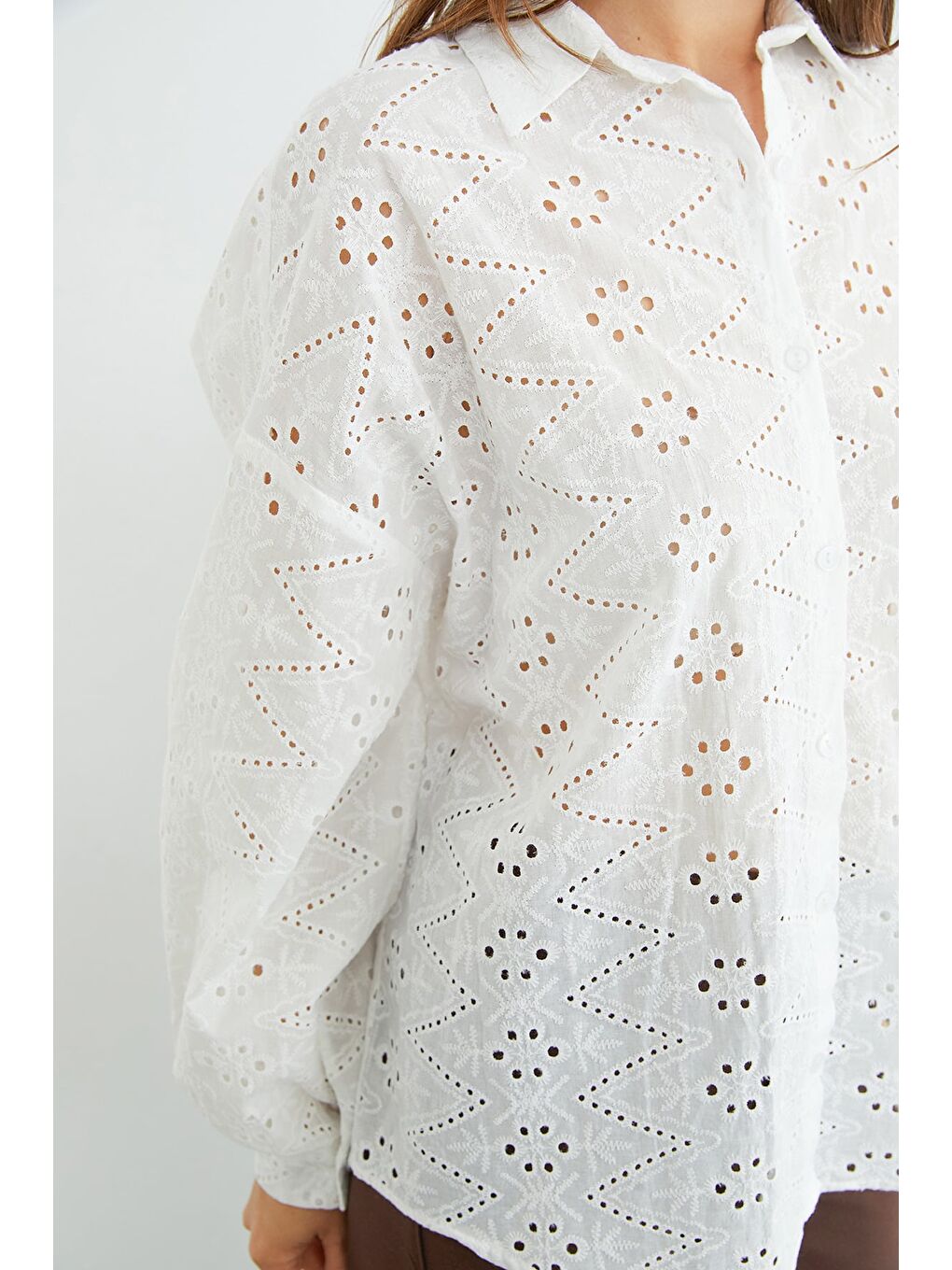 Beyaz Brode Detaylı Oversize Gömlek-4