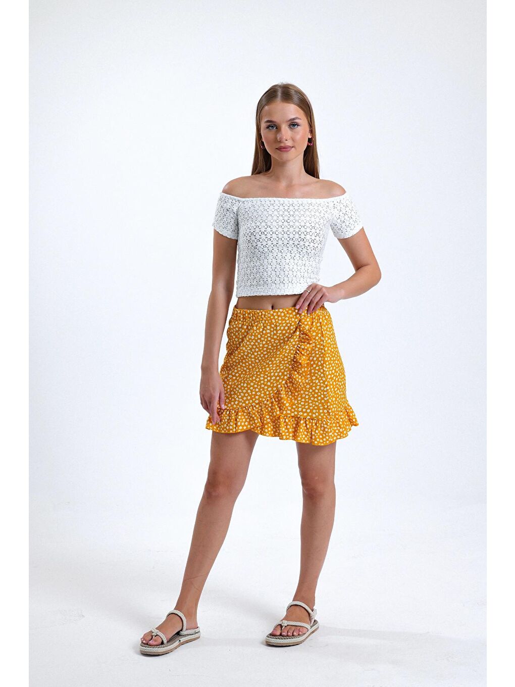 Beyaz Carmen Yaka Desenli Yarım Kollu Esnek Kumaş Crop Bluz IHR-23Y-IZ11U-2