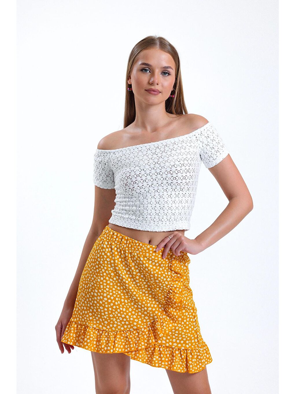 Beyaz Carmen Yaka Desenli Yarım Kollu Esnek Kumaş Crop Bluz IHR-23Y-IZ11U-3