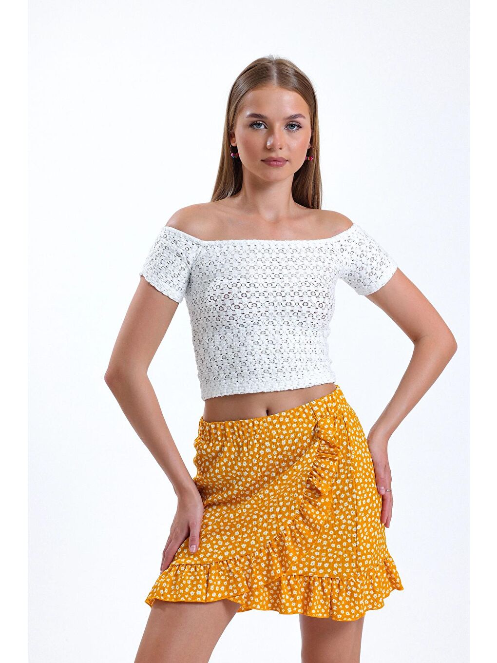 Beyaz Carmen Yaka Desenli Yarım Kollu Esnek Kumaş Crop Bluz IHR-23Y-IZ11U-4