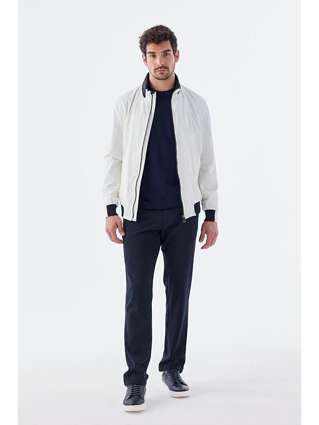 Beyaz Comfort Fit Kapüşonlu Rahat Mevsimlik Spor Mont-1