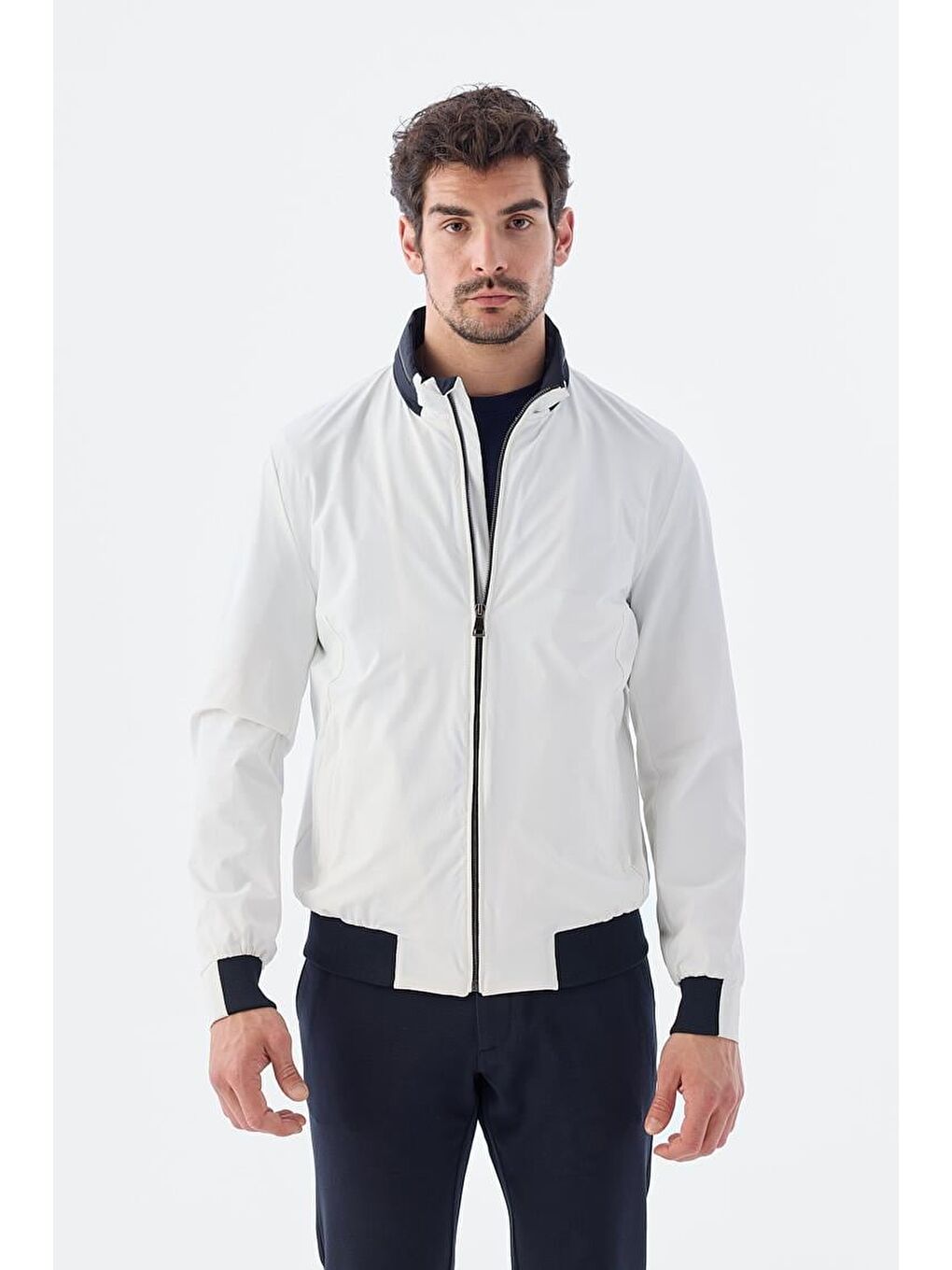 Beyaz Comfort Fit Kapüşonlu Rahat Mevsimlik Spor Mont-2