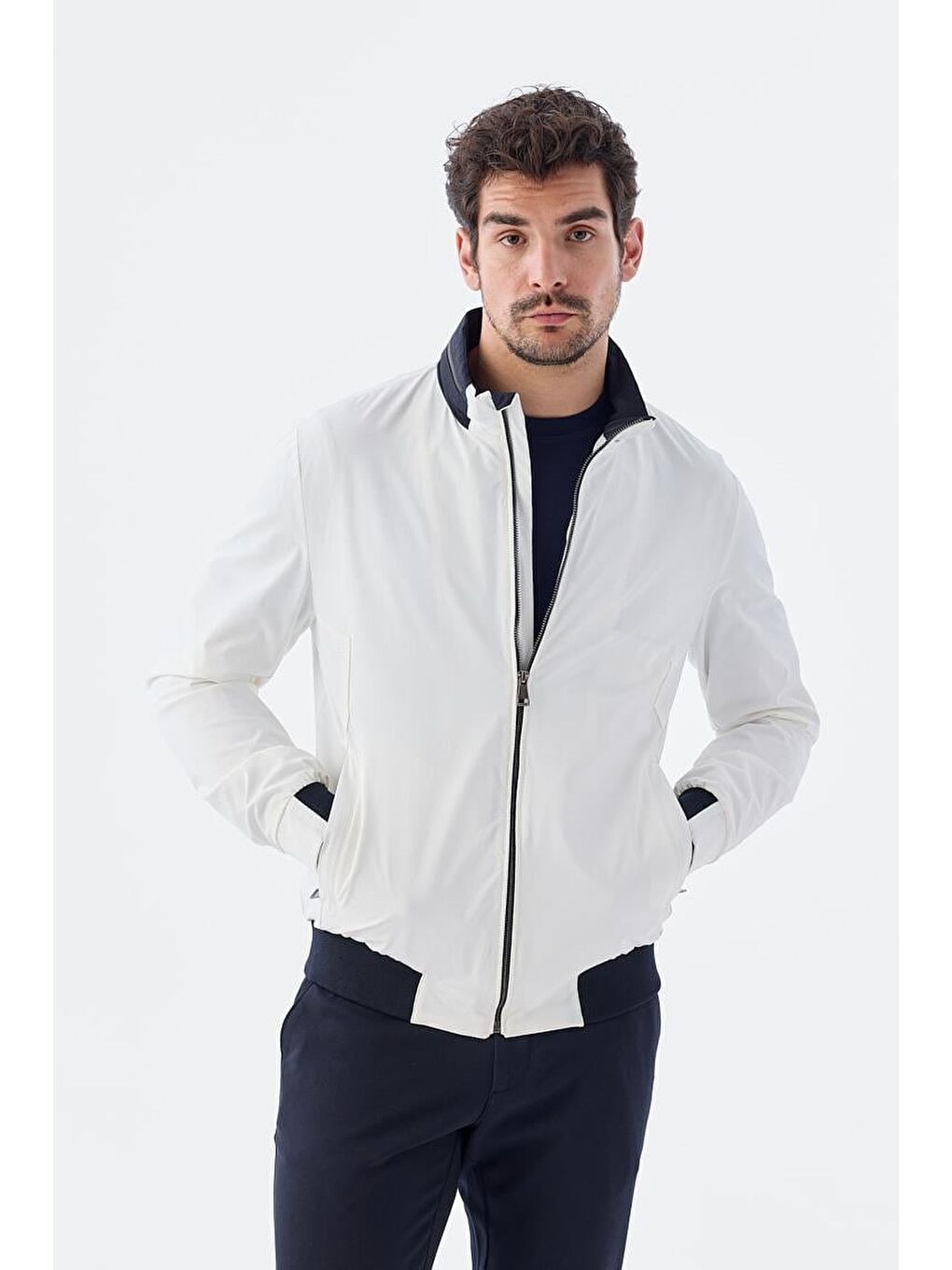 Beyaz Comfort Fit Kapüşonlu Rahat Mevsimlik Spor Mont-3