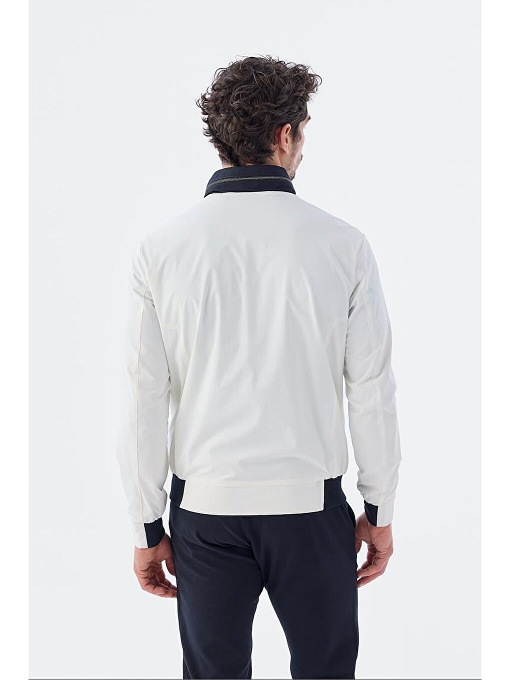 Beyaz Comfort Fit Kapüşonlu Rahat Mevsimlik Spor Mont-4