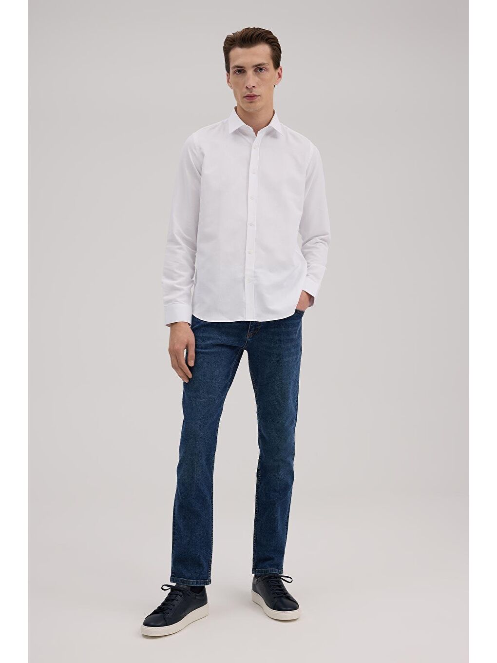 Beyaz Comfort Fit Alttan Düğmeli Yaka Pamuk Karışımlı Gömlek