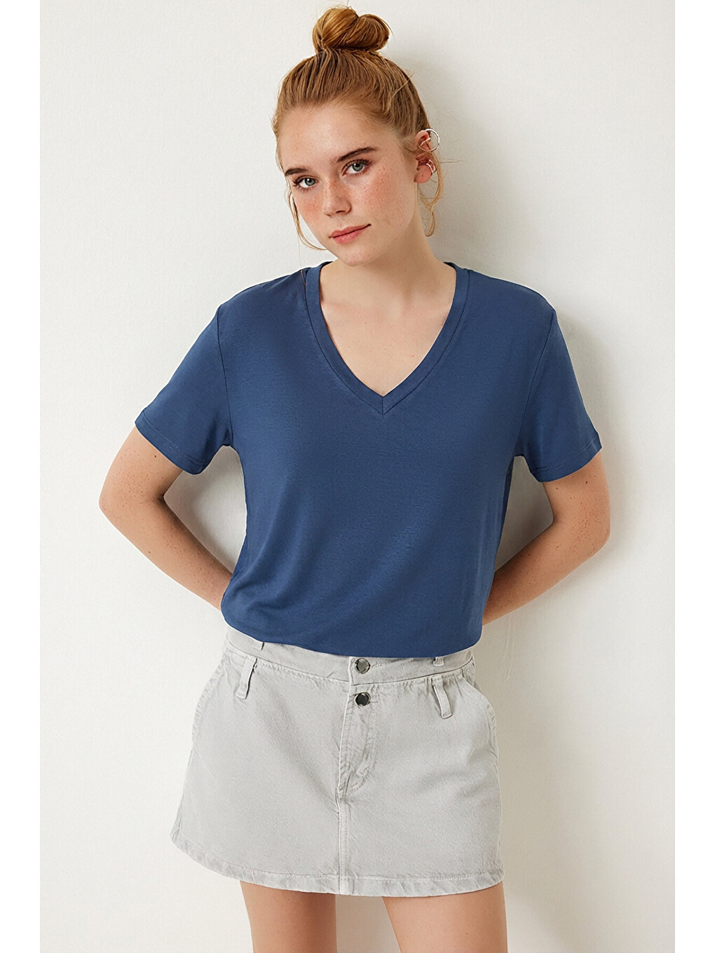 V Yaka Basic Viskon T-shirt Kobalt Mavi Len0001-1