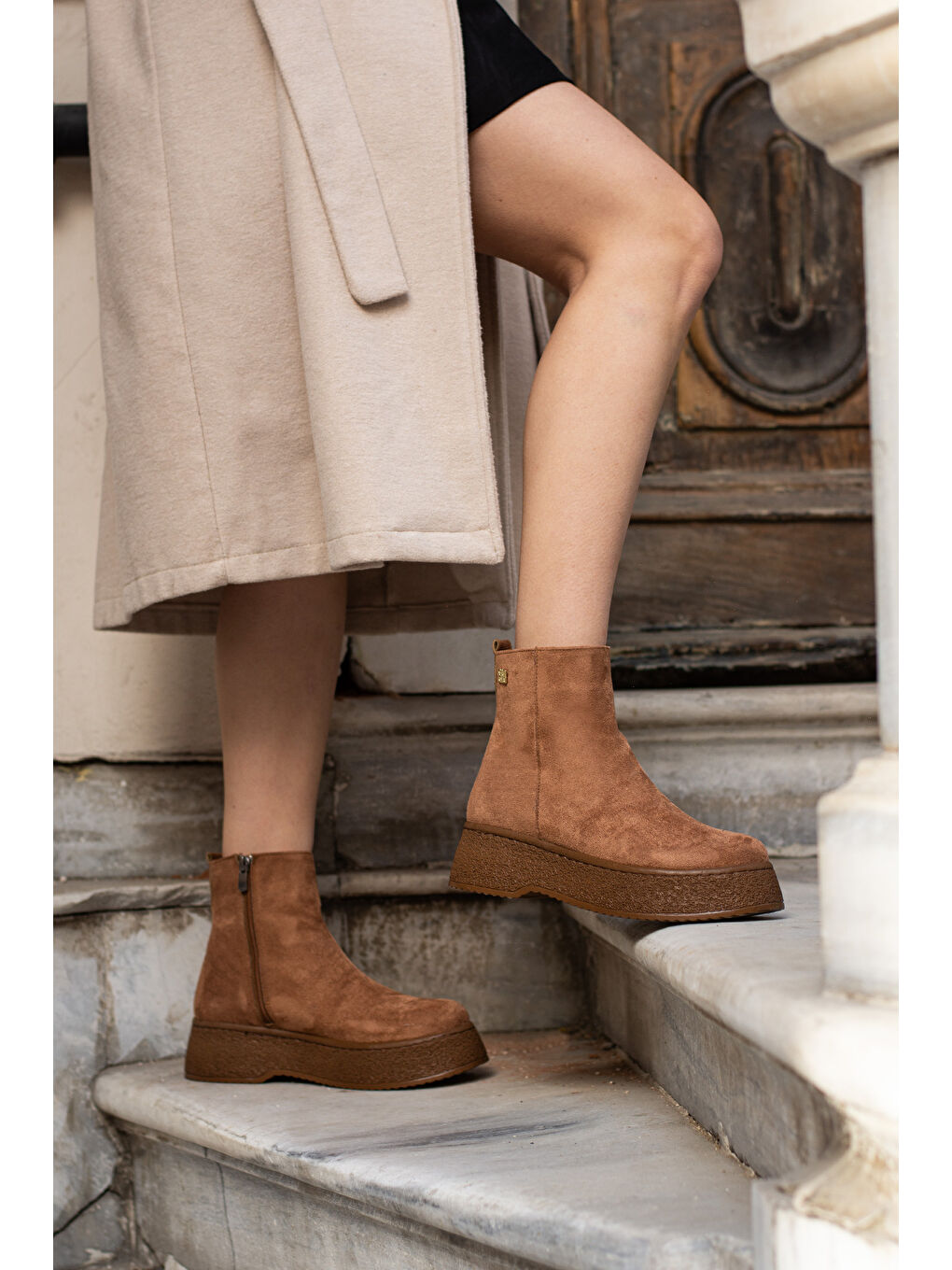 Kahverengi Toka Detaylı Kalın Taban Fermuarlı Sıcak Astar Kadın Bot 59-902-24Süet