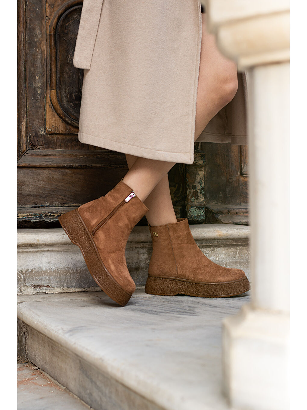 Kahverengi Toka Detaylı Kalın Taban Fermuarlı Sıcak Astar Kadın Bot 59-902-24Süet-2