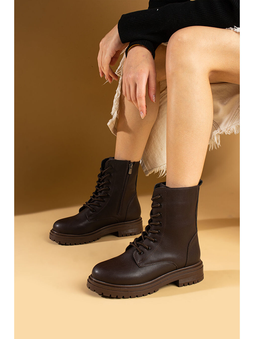 Kahverengi Rahat Taban Oval Burun Bağcık Detaylı Fermuarlı Kadın Bot 57-04-24Cilt