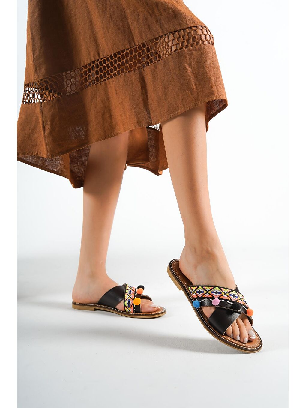 Siyah 8084 Hakiki Deri Ponponlu Kadın Terlik