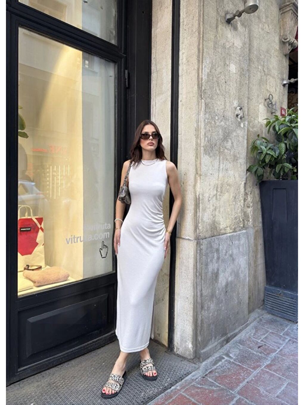 Modal Yumuşak Dokulu Kumaş Bisiklet Yaka Sıfır Kolsuz Yırtmaçlı Uzun Elbise - Beyaz