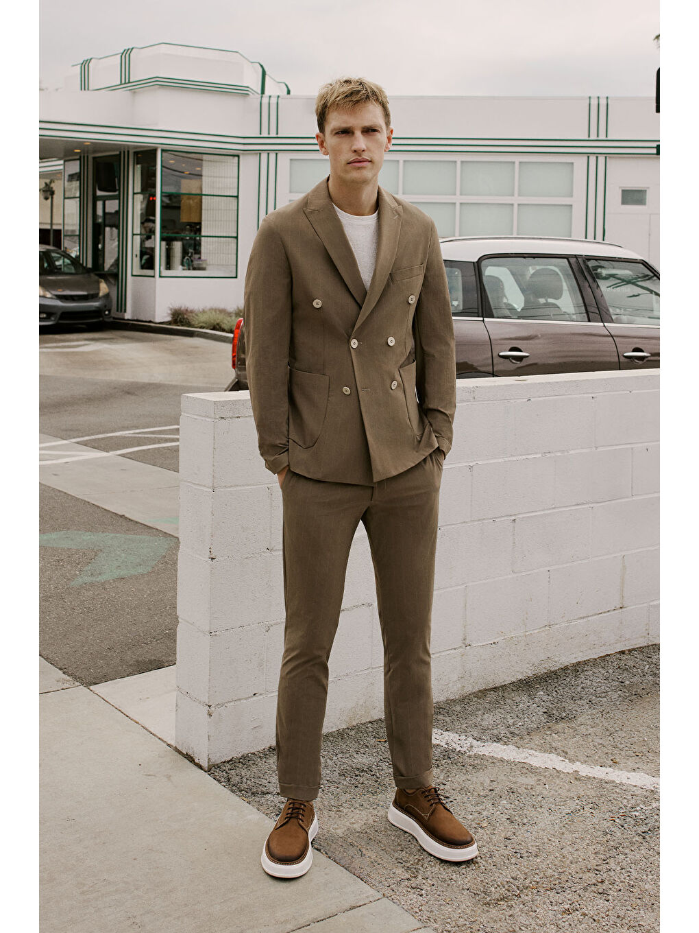 Bej Erkek Vizon Slim Fit Dar Kesim Kırlangıç Yaka Torba Cepli Çizgili Kruvaze Takım Elbise-1