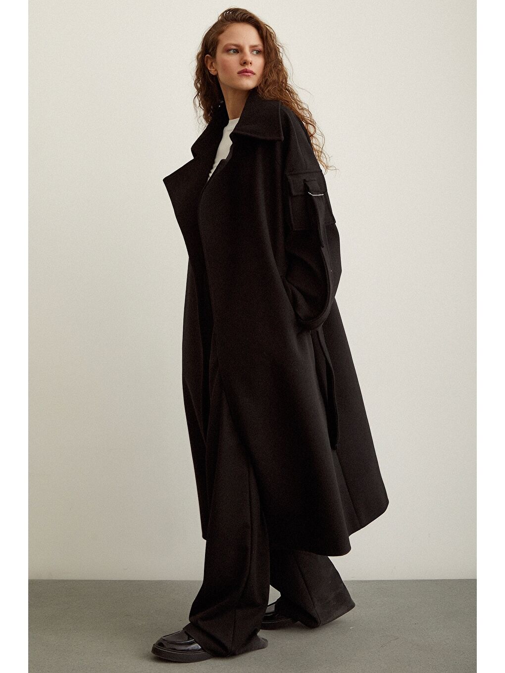 Kolu Cepli Apoletli Uzun Kaşe Kaban Siyah