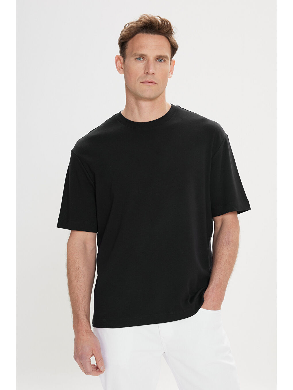 Erkek Siyah Modern Fit Rahat Kesim %100 Pamuk Bisiklet Yaka Tişört-2