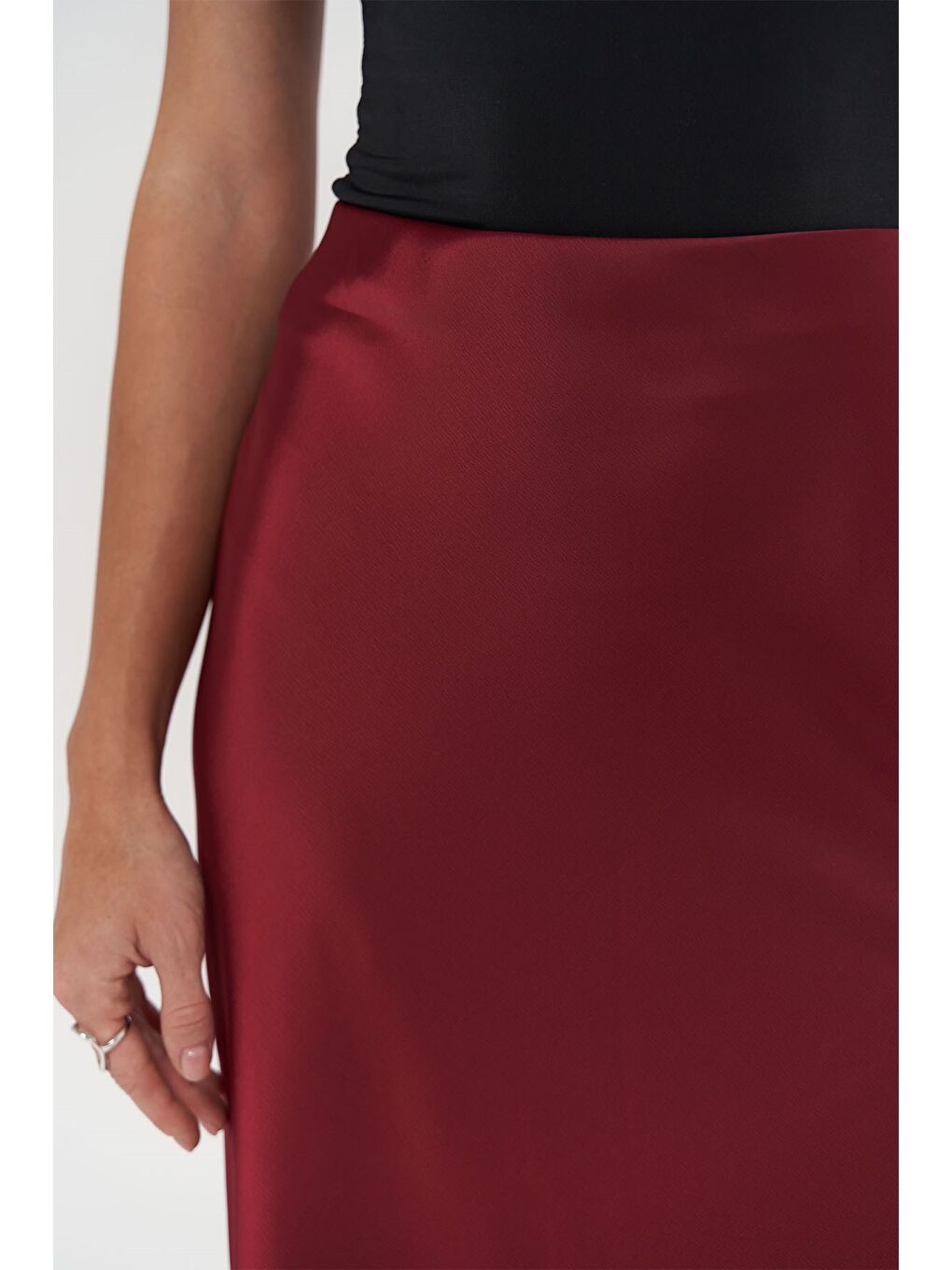 Cecil Yırtmaç Detay Bordo Saten Etek-4