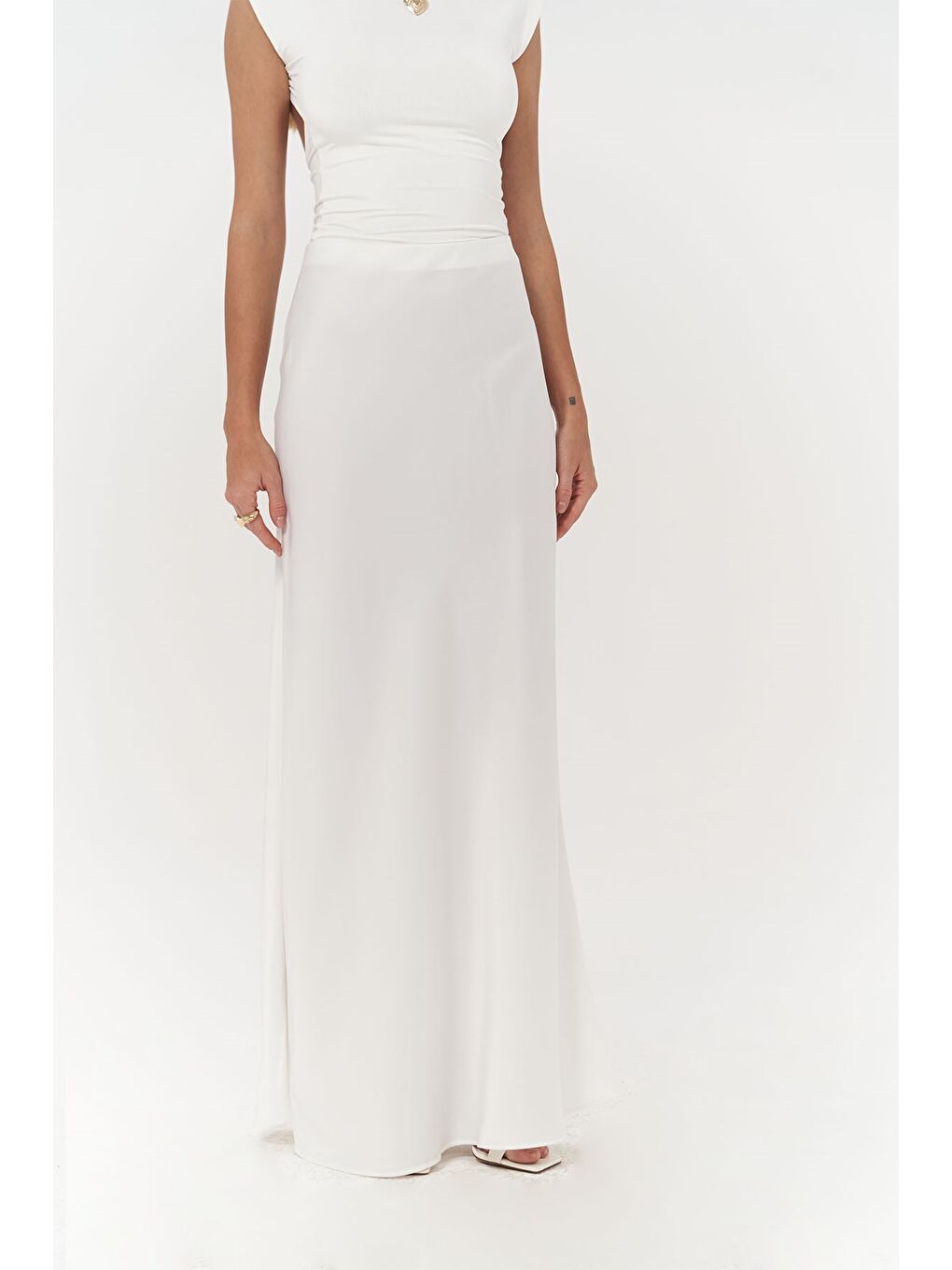 Cecil Yırtmaç Detay Beyaz Saten Etek-3