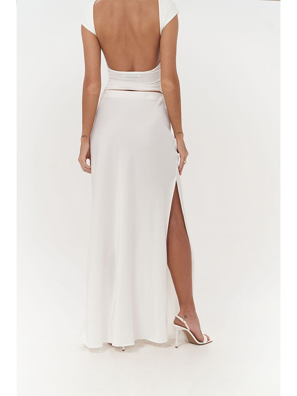 Cecil Yırtmaç Detay Beyaz Saten Etek-4