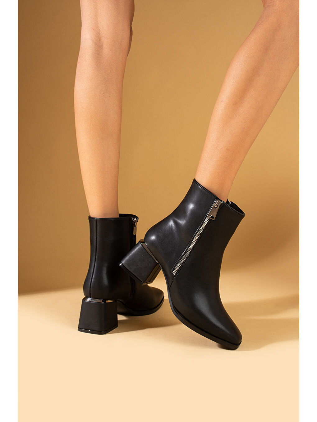 Siyah Küt Burun Çift Fermuarlı Topuk Detaylı Kadın Bot 58-629-24