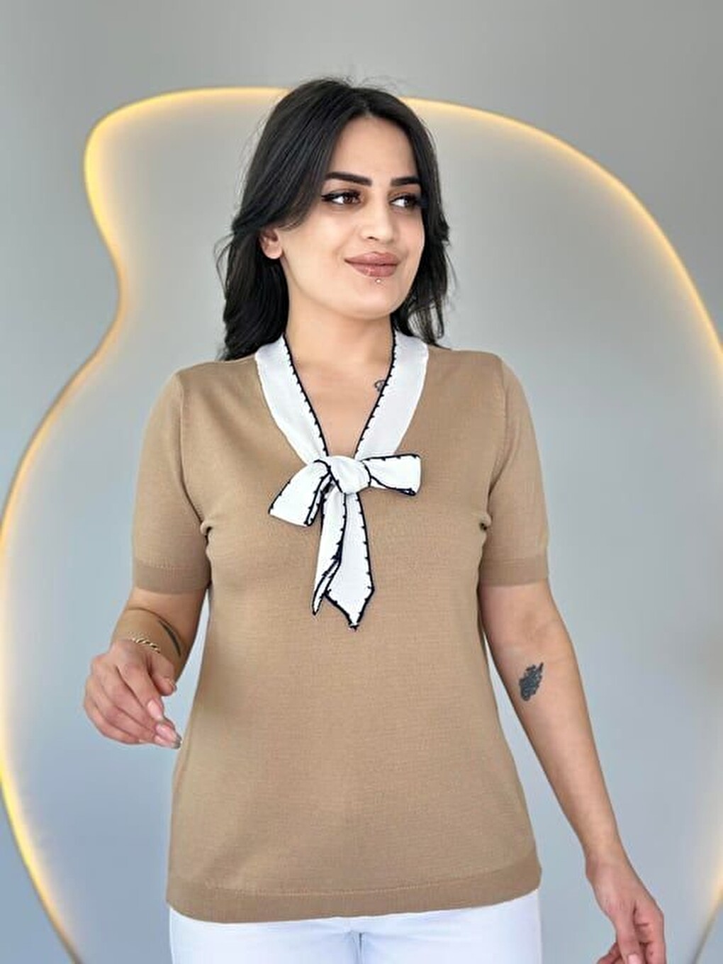 Kahverengi Kadın Kısa Kollu V Yaka Fular Detay Merserize Triko Bbluz