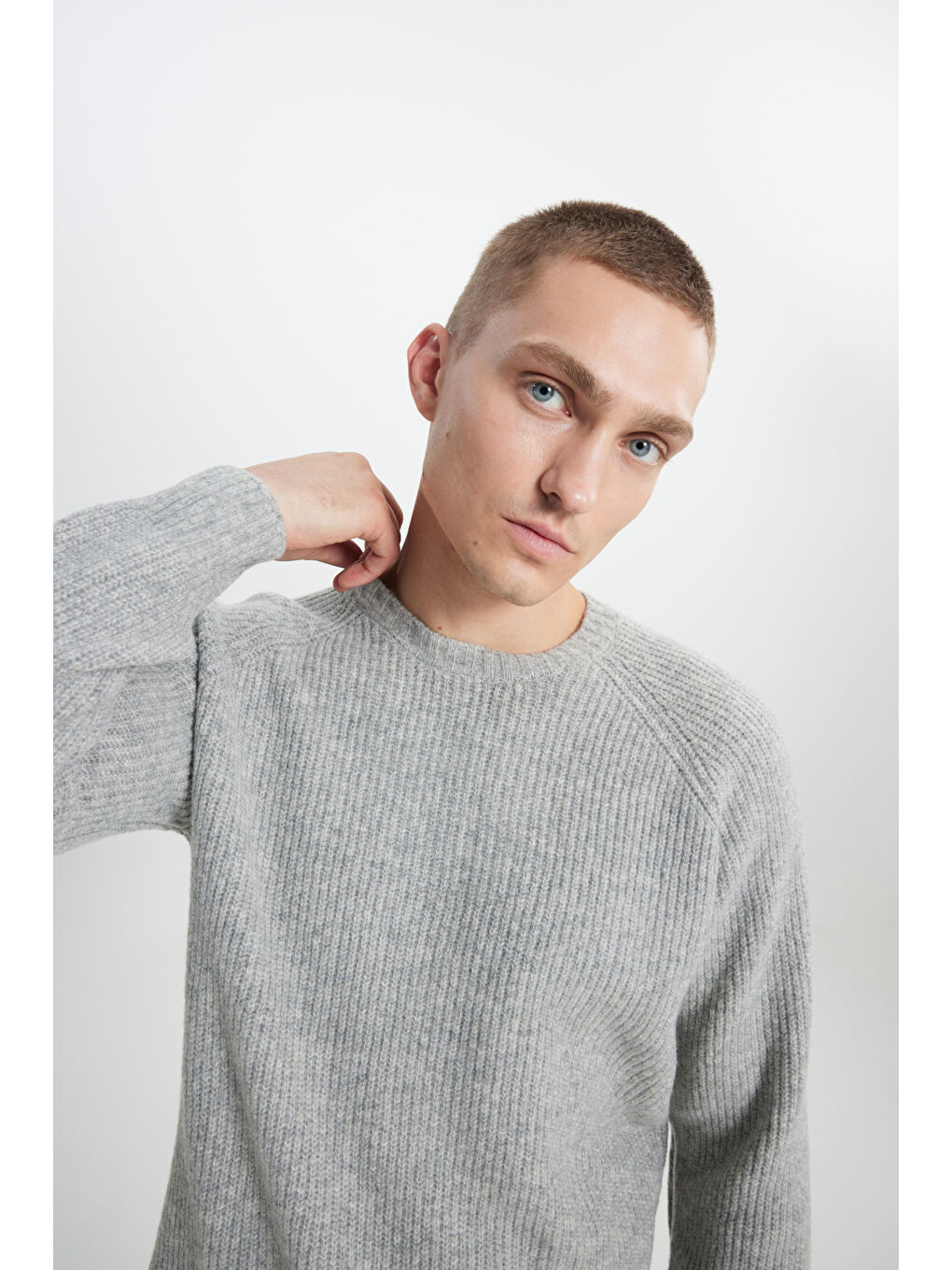 Erkek Gri Melanj Standart Fit Normal Kesim Bisiklet Yaka Triko Kazak-3