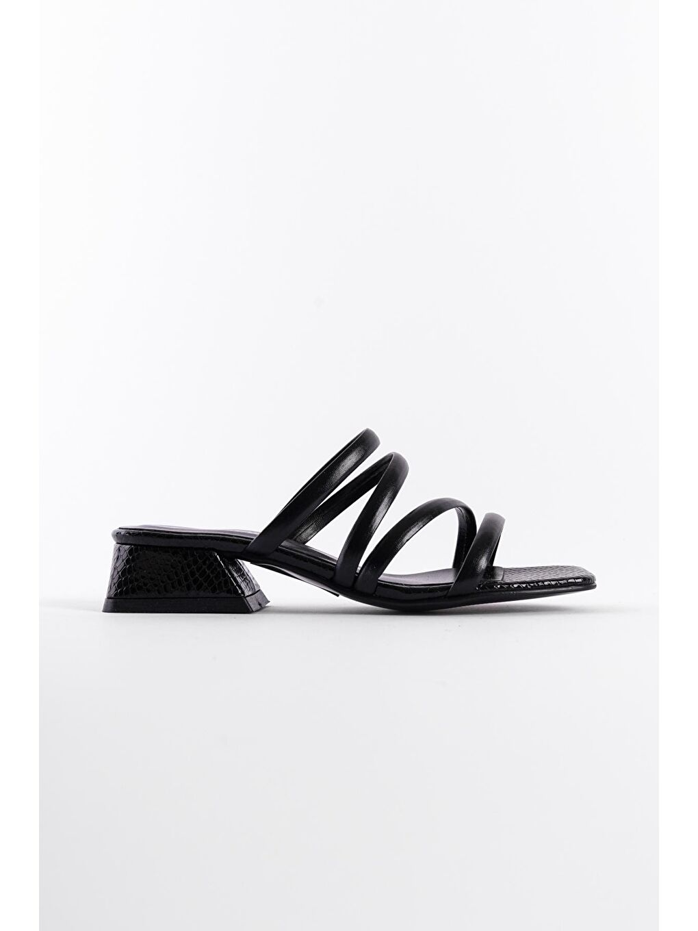 Siyah Kadın Terlik-1