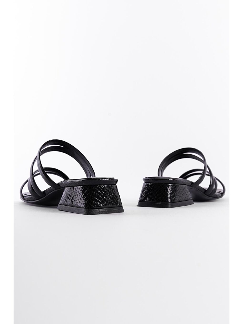 Siyah Kadın Terlik-2