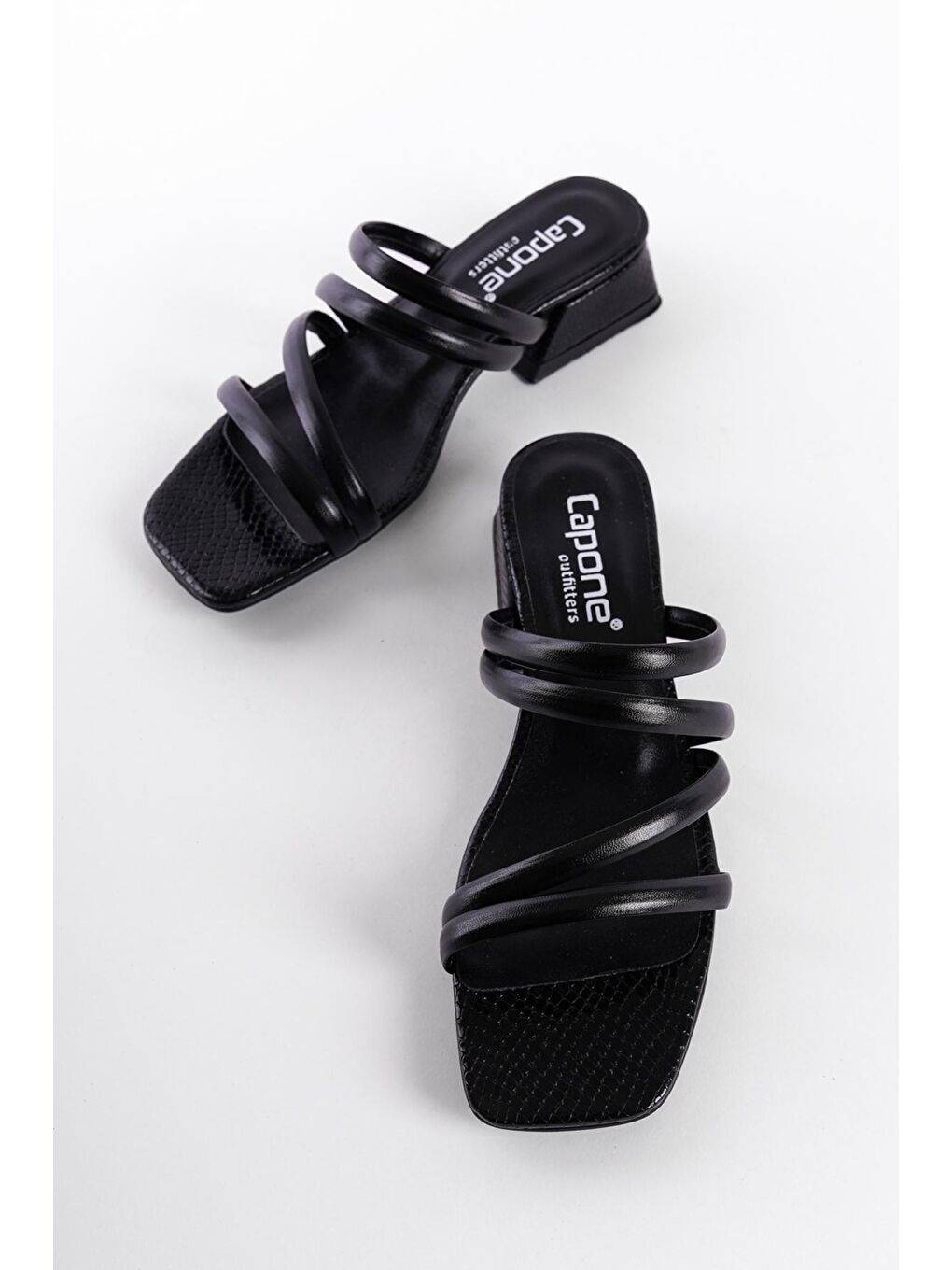 Siyah Kadın Terlik-3