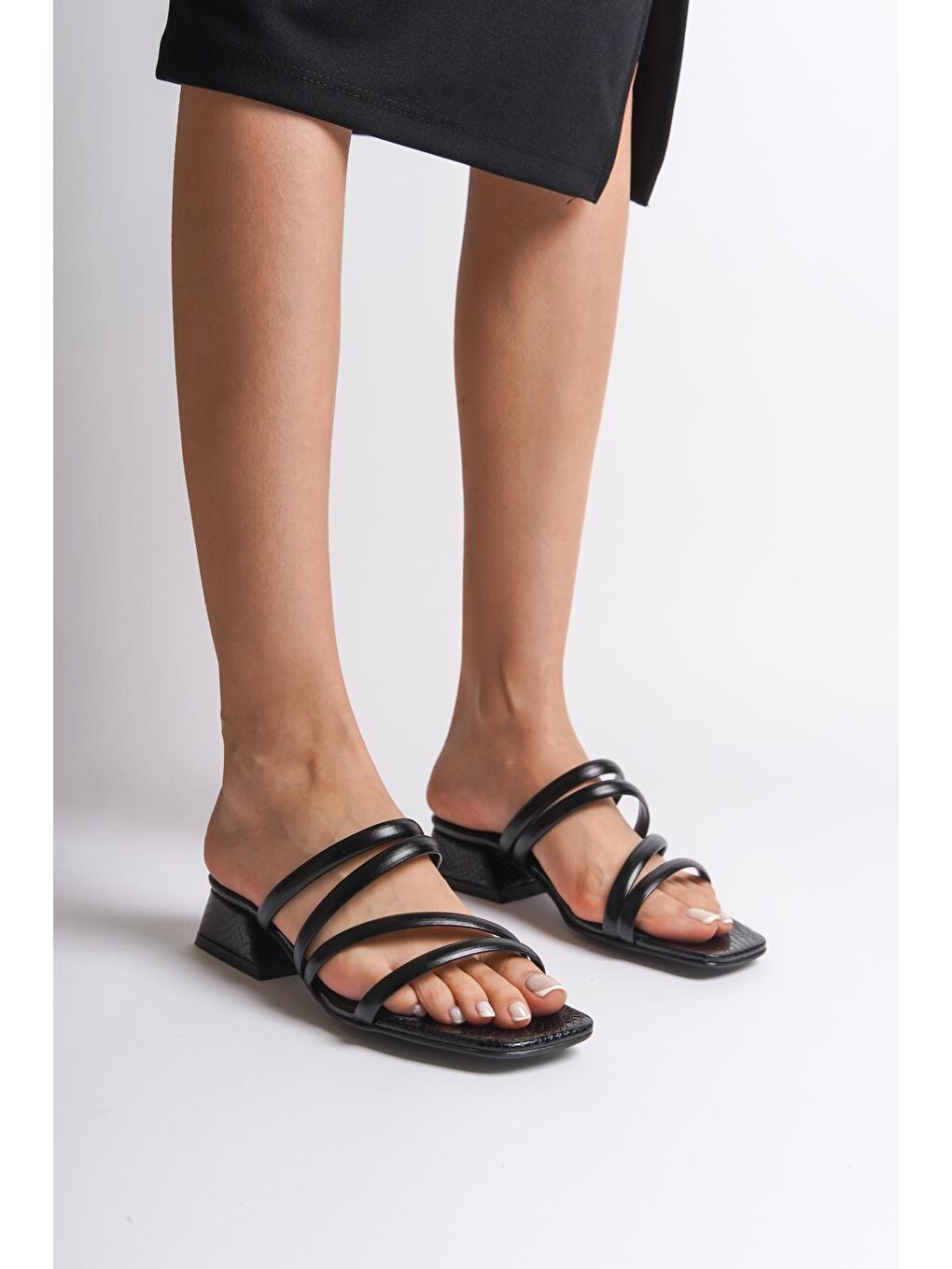 Siyah Kadın Terlik-4