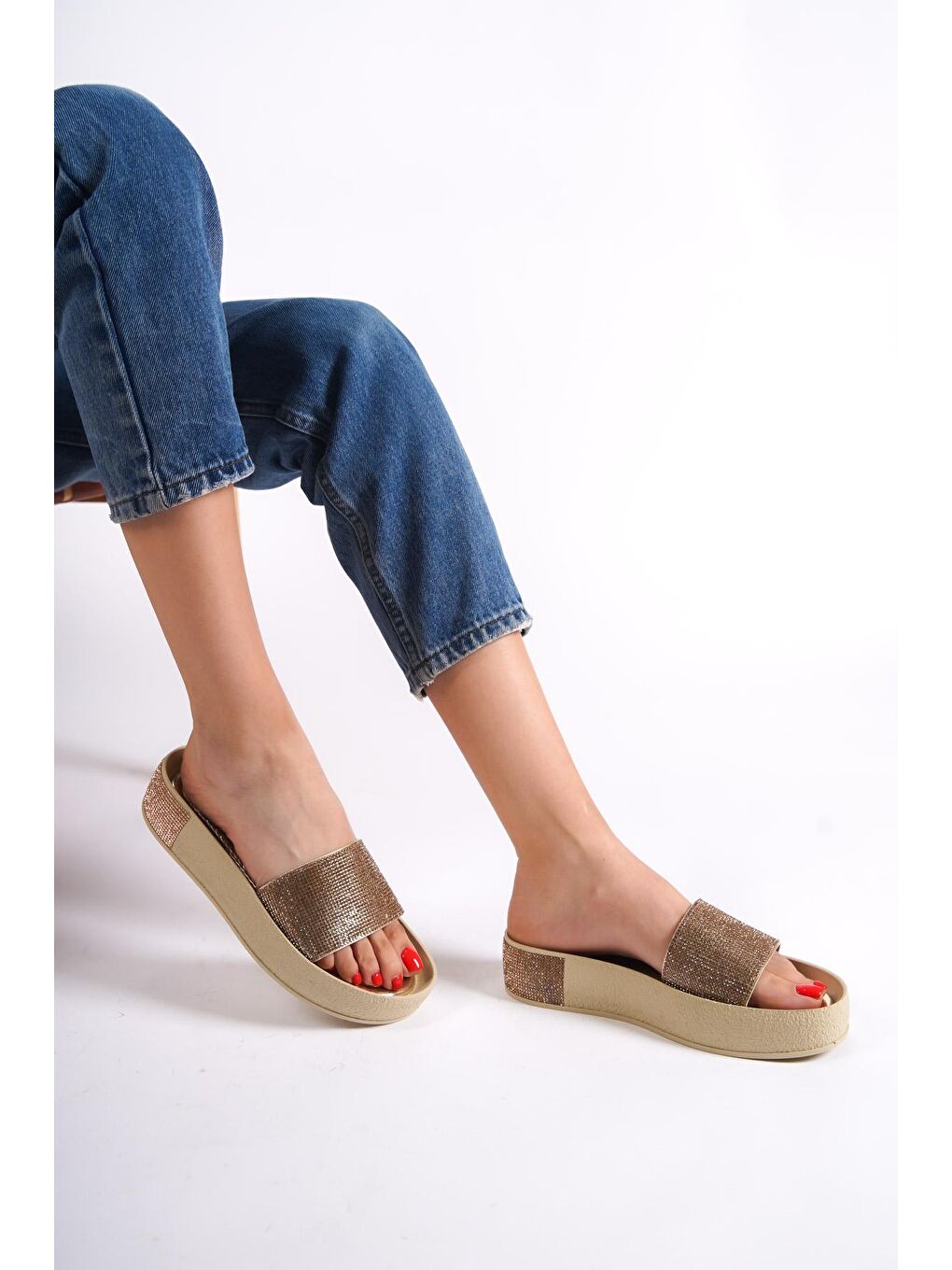 Sarı Tek Geniş Bantlı Taşlı Detaylı Dolgu Topuk Metalik Kadın Terlik