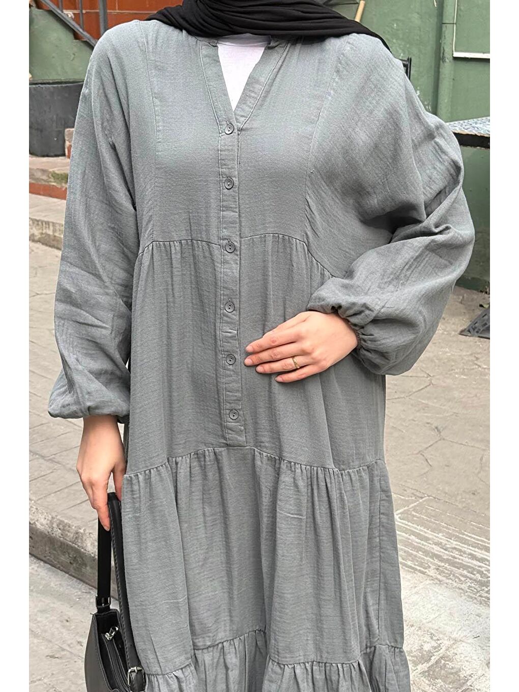 Ön Yarım Düğme Detaylı Müslin Kumaş Tesettür Elbise Gri-2